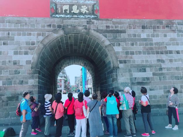 抬頭看看承恩門