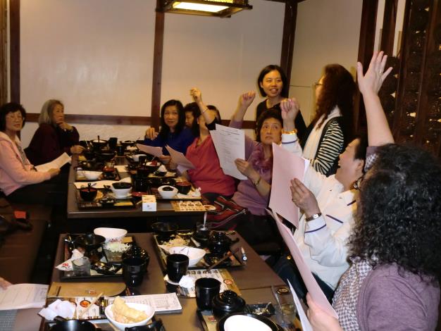 有獎徵答，志工們舉手比快