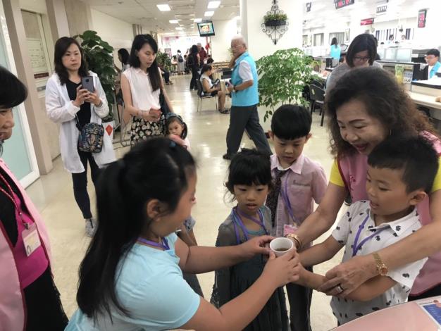 教小朋友雙手奉茶