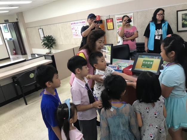 教小朋友雙手遞物