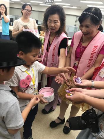 證人發送喜糖囉