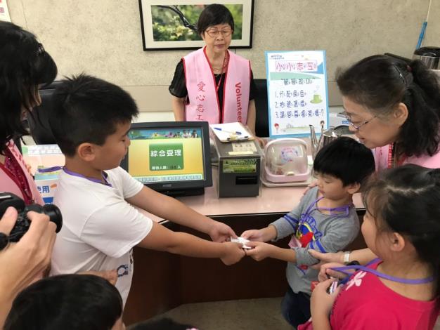 小朋友都學會雙手遞物了