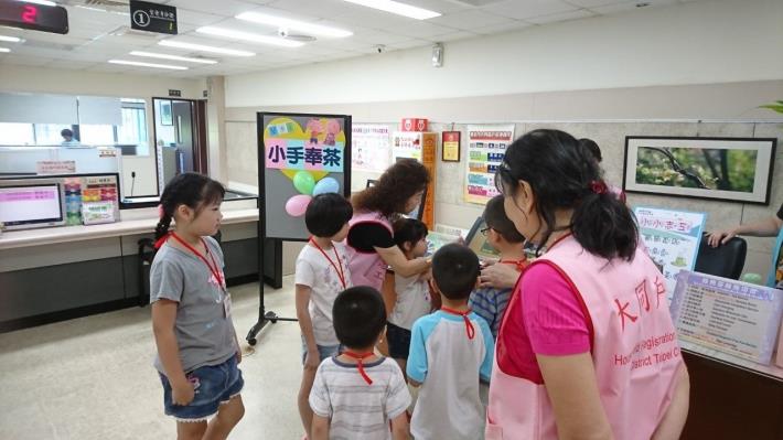 幫民眾抽一張號碼牌