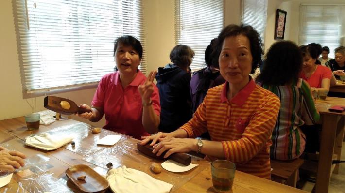 敲到一半的志工媽媽