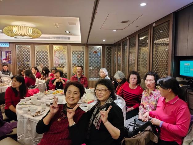 大家有發現我們都穿的喜氣洋洋嗎