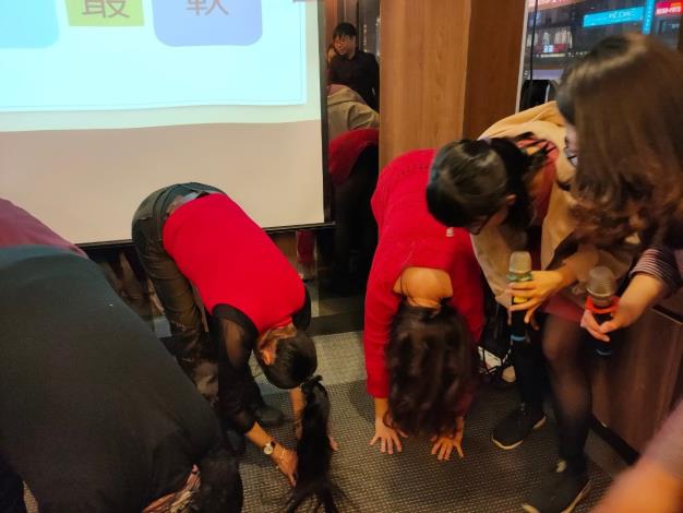 志工媽媽的筋骨居然比年輕人還軟