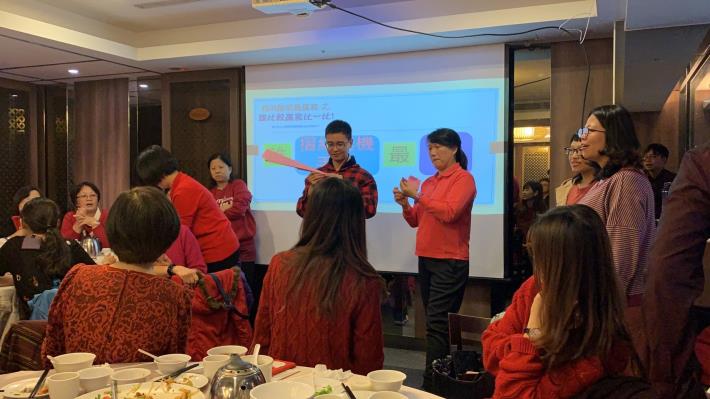 誰摺的紙飛機可以飛最遠呢