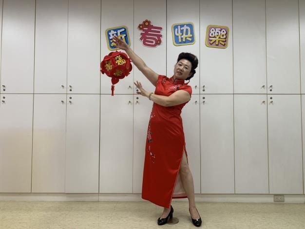 志工媽媽穿旗袍真的超美的