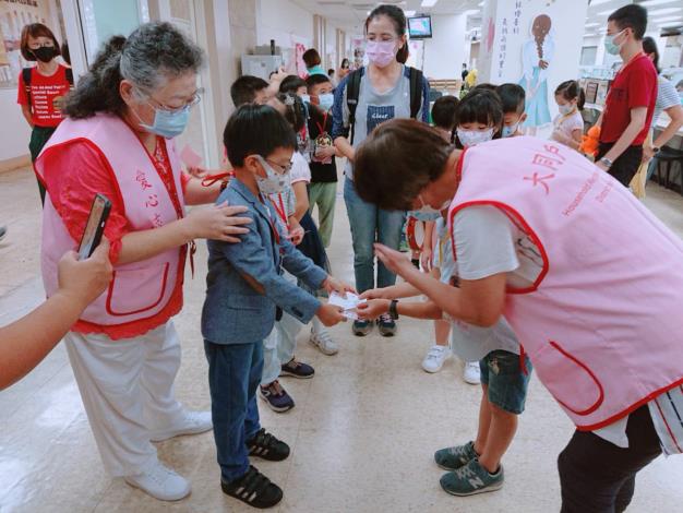 我們會雙手遞物喔