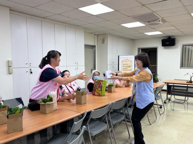 頒發有獎徵答禮物