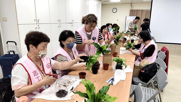 志工製作盆栽
