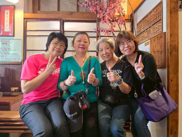 主任與課長及志工合照