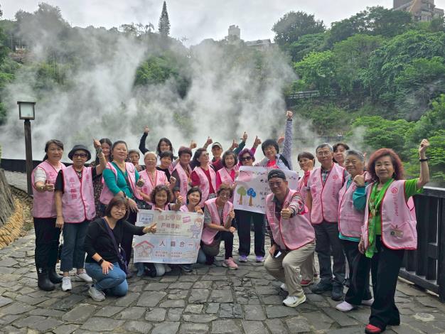 北投地熱谷穿上志工背心大合照