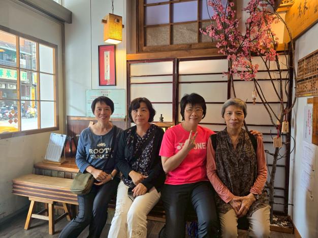 主任與祕書及同仁及志工合照