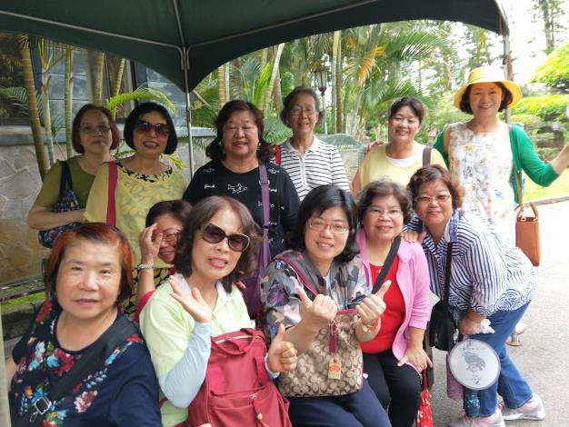 108年志工參訪及聯誼會-吳主任與志工合影