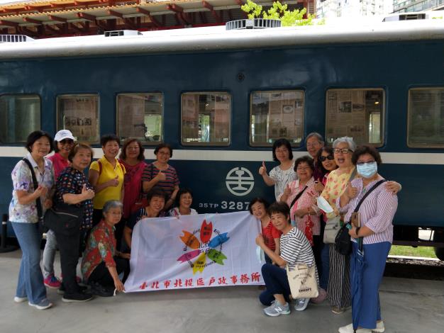 109年志工參訪及聯誼會-吳主任與志工合影