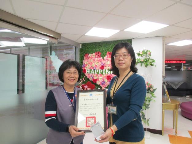 志工許玉惠女士榮獲內政業務志願服務獎銀質徽章.JPG