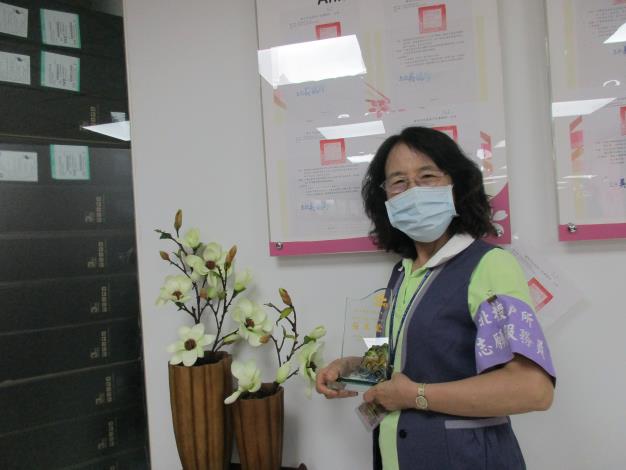 志工張美鶯女士榮獲109年傑出戶政優良志工