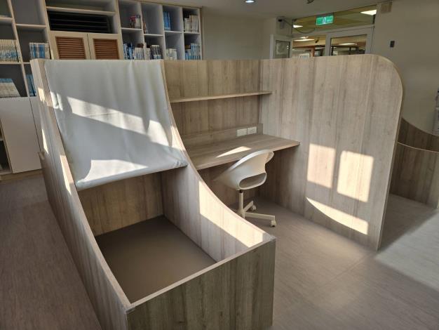 柳鄉兒童圖書館新設親子工作站，兼顧家長工作與照顧孩童的使用情境