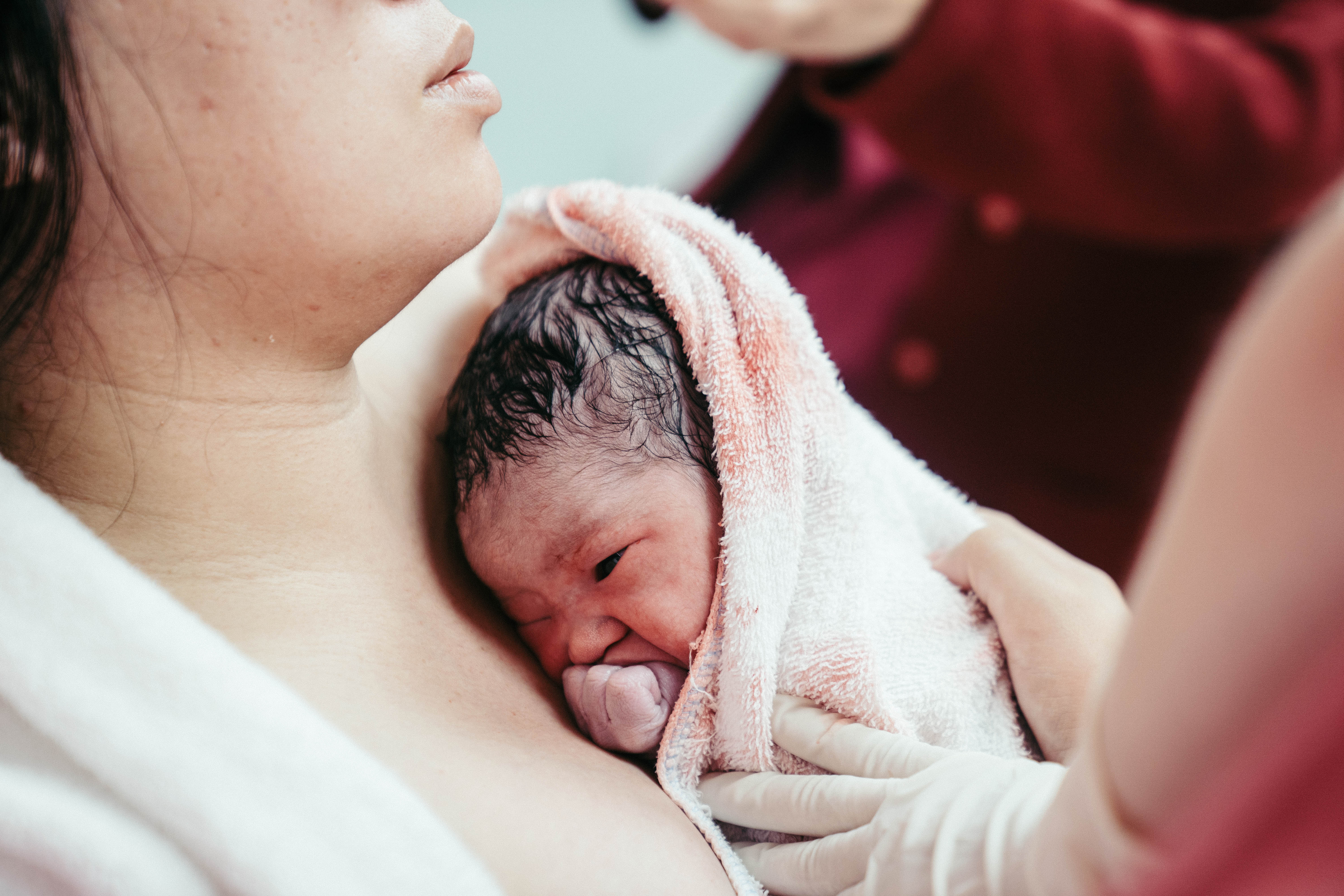 產後即刻母嬰肌膚接觸，讓寶寶體溫、呼吸及血糖更穩定