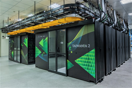 「臺灣杉二號TAIWANIA 2」是國內企業與國網中心自行打造的AI超級電腦主機，名列全球500大超級電腦（TOP500 THE LIST）前段班，是促進臺灣科技創新與產業轉型的AI技術雲端服務平臺。（圖片來源：國網中心－計算資源服務網）