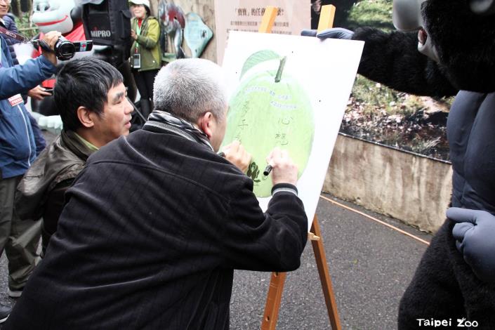 教育局洪哲義副局長在「寶寶」最愛的水果-「芭樂」造型小卡片上，寫下祝福「寶寶」心想事成！.JPG