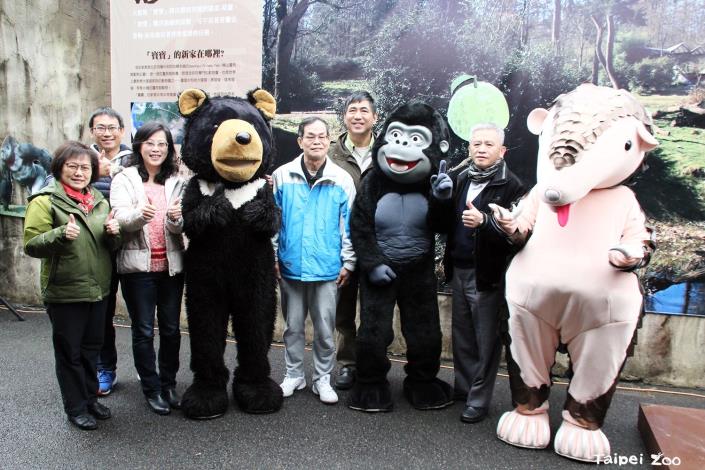 貴賓和粉絲一起來動物園，為「寶寶」送上祝福！.JPG