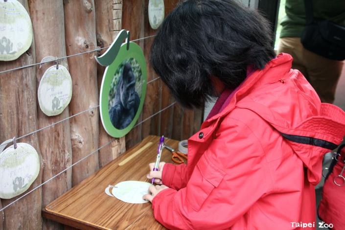 大小朋友到非洲動物區親手寫下對「寶寶」的祝福與叮嚀！.JPG