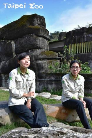 這兩個年輕的女孩（保育員）只要聊到「寶寶」，都會不捨泛淚
