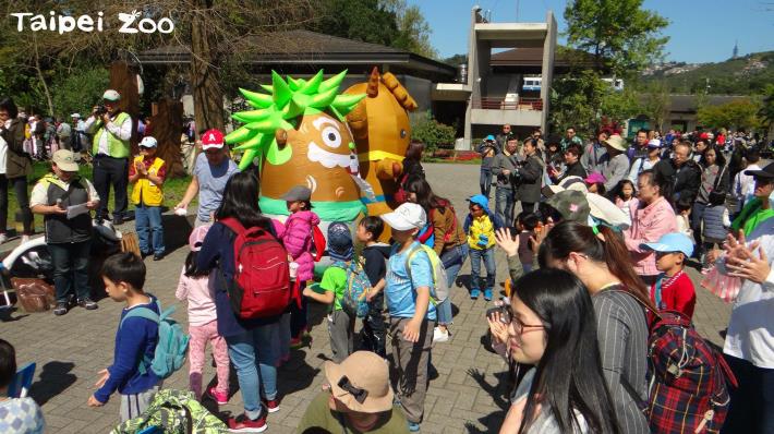 天氣晴朗吸引許多遊客前往兌換樹苗