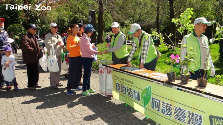 大批民眾專程帶著107年度的發票前來兌換樹苗