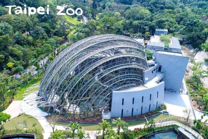 臺北市立動物園新地標「穿山甲館」，是動物園界的創舉，獲得內政部認可的「黃金級」綠建築證書（紫晶數位有限公司攝）