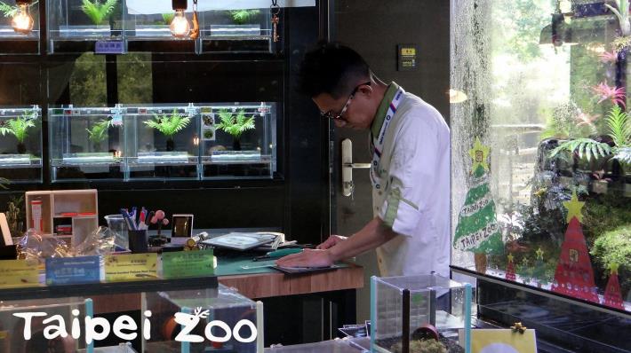 臺北市立動物園有一位偉大的「蛙爸爸」，他是在兩棲爬蟲動物館擔任箭毒蛙保育員的楊志平