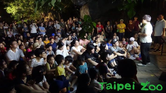 快來聽聽保育員分享白頸狐猴的日常生活故事，全程聽完解說的民眾，還可以得到主題動物徽章