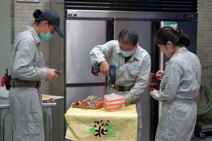保育員運用照顧大貓熊家族們的零碎時間，趕製蛋糕