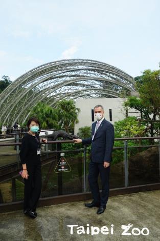 黃珊珊副市長與布拉格市賀吉普市長於穿山甲館前方合照留念