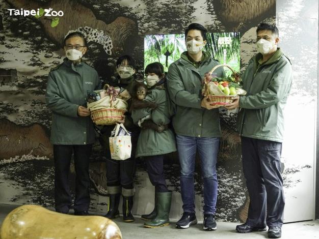 市長贈送蔬果給紅毛猩猩寶寶加菜