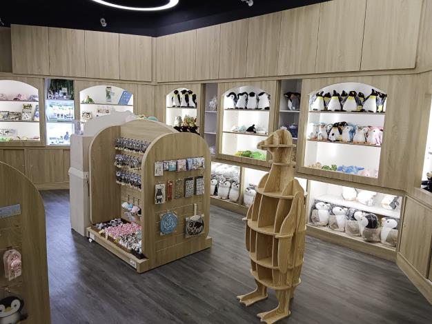 全新開幕的企鵝小舖，不僅商店形象全新升級，更結合「保育、教育、文創」意涵