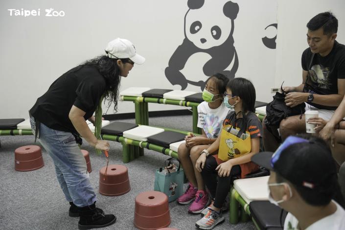 臺北市積極推動雙語教育政策，臺北市立動物園作為野生動物保育教育的重鎮，亦肩負共同研發推廣動物保育雙語教材的重要責任