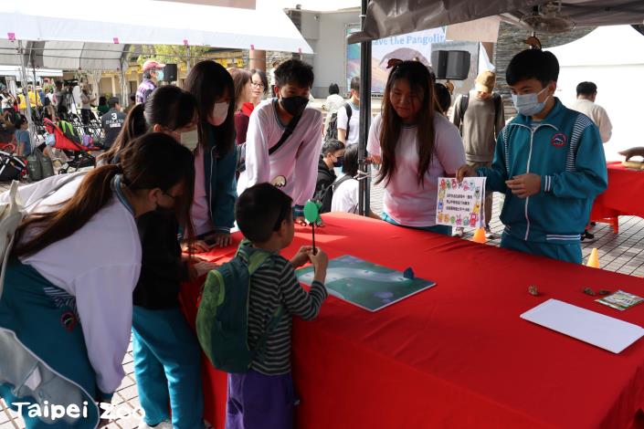 石碇國中師生一起為推動穿山甲保育教育設計大眾體驗遊戲