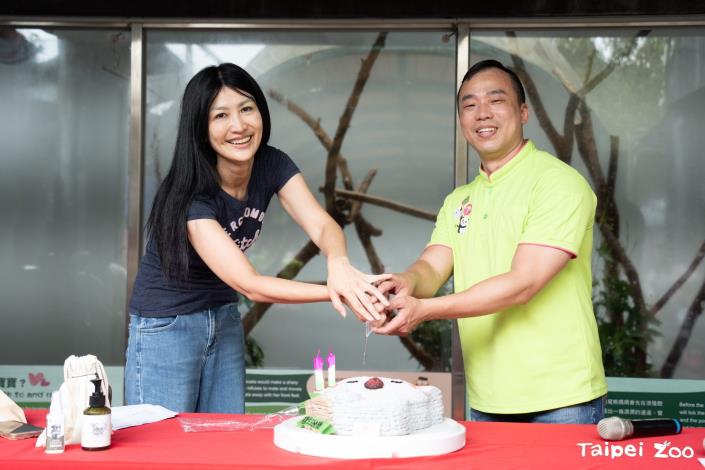 臺北市立動物園諶亦聰園長和福容大飯店吳威德總經理一起為「芙蓉」生日祝福