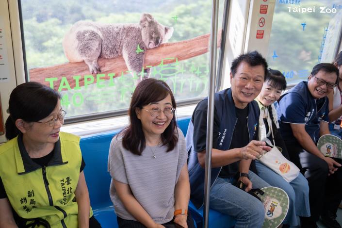 貴賓們一同參與臺北建城140系列活動的主題列車開動