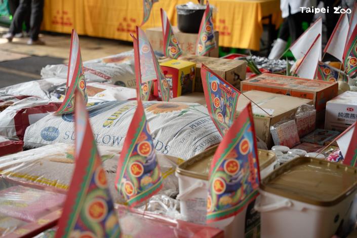 動物慰靈祭準備了許多動物食材和飼糧