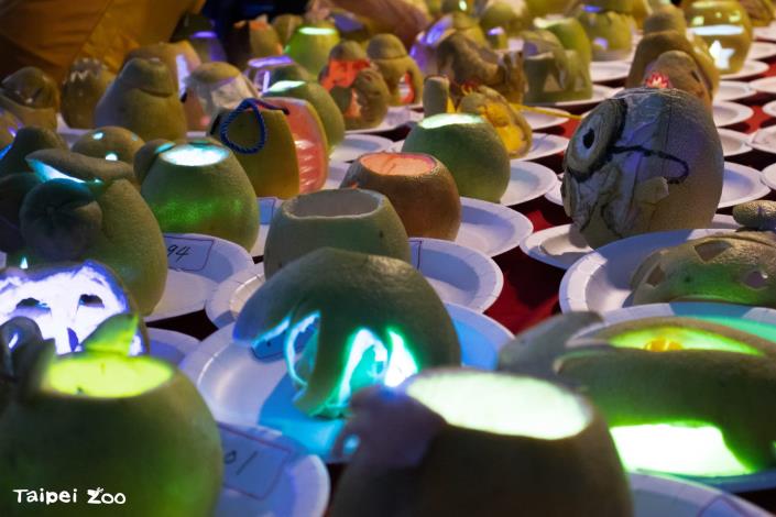 動物園今年再度推出刻柚燈DIY，歡迎大家發揮創意製作造型柚燈。