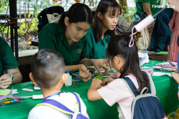 臺北市北一女中，除了有蝴蝶摺紙與手工毛毛蟲的可愛DIY，還有豐富的昆蟲知識課程喔！