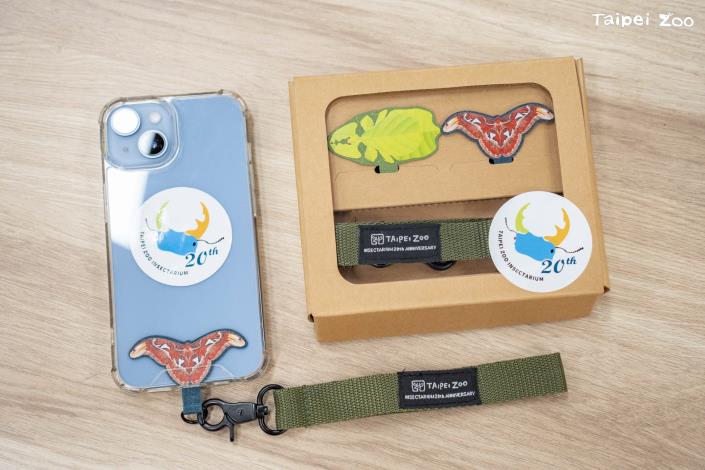昆蟲館20周年限定文創商品昆蟲造型手機吊飾。