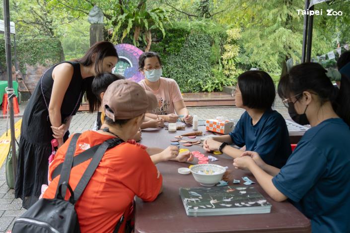 臺北市師大附中，鍬形蟲主題的闖關活動，成功過關還可以製作有鍬形蟲圖案的牛皮吊飾呦！