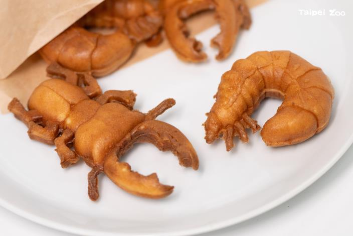 昆蟲嘉年華除了有昆蟲專業團體教育駐站，定時定點還會發送雞母蟲或鍬形蟲造型的雞蛋糕。