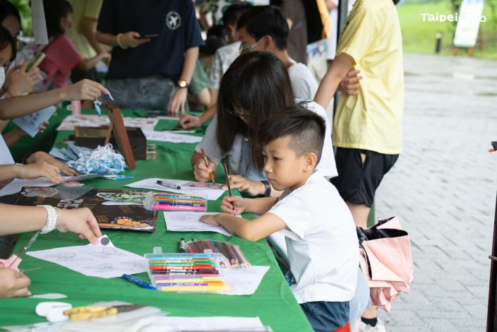 臺北市中正高中，介紹生活中常見的昆蟲，了解牠們的一生；還可以提起畫筆創造出獨一無二的昆蟲著色畫
