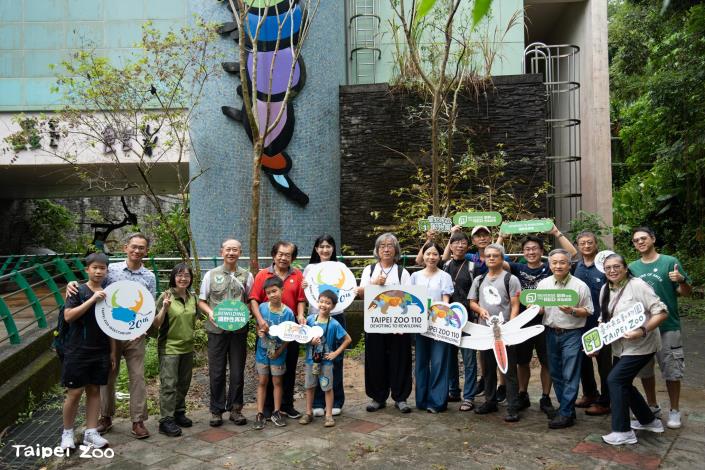 諶亦聰園長、曹先紹發言人、昆蟲館前館長吳怡欣副研究員、昆蟲館唐欣潔館長與貴賓合影